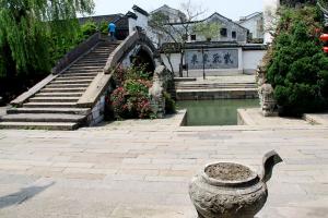 辑里湖丝馆